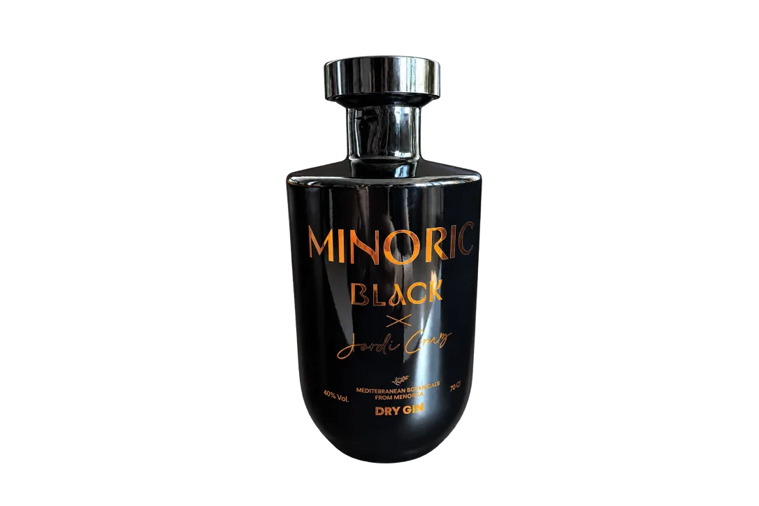 Black MINORIC BLACK Jordi Cruz dry gin bottle with metallic lettering and silver cap